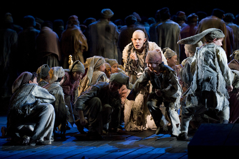 Andrew Bidlack (The Simpleton), Chorus, Boris Godunov, Modest Petrovich Mussorgsky. San Francisco Opera, 2008-09. Photographer: Terrence McCarthy/San Francisco Opera.