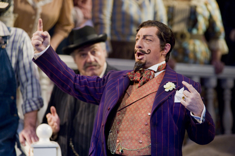 Alessandro Corbelli (Dulcamara), Chorus, L'Elisir d'Amore, Gaetano Donizetti. San Francisco Opera, 2008-09. Photographer: Terrence McCarthy/San Francisco Opera.