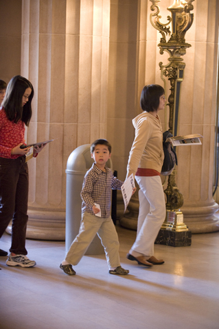 Opera patrons arriving, The Elixir of Love for Families, Gaetano Donizetti. San Francisco Opera, 2008-09. Photographer: Kristen Loken/San Francisco Opera.