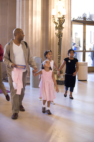 Opera patrons arriving, The Elixir of Love for Families, Gaetano Donizetti. San Francisco Opera, 2008-09. Photographer: Kristen Loken/San Francisco Opera.