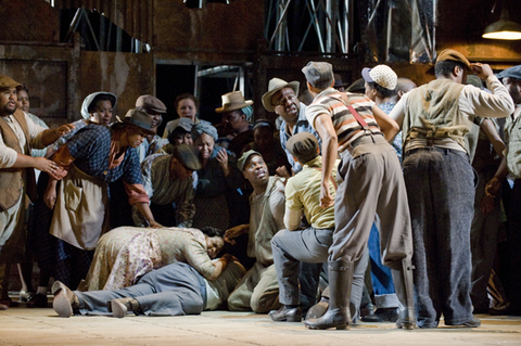 Karen Slack (Serena), Michael Austin (Robbins), Chorus, Porgy and Bess, The Gershwins. San Francisco Opera, 2008-09. Photographer: Terrence McCarthy/San Francisco Opera.