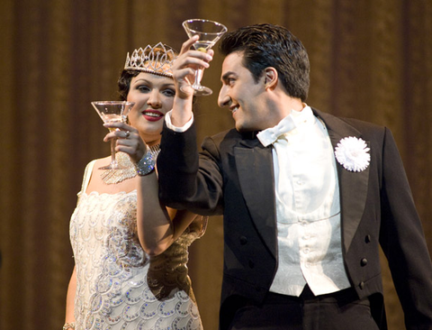 Anna Netebko (Violetta Valéry ), Charles Castronovo (Alfredo Germont), La Traviata, Giuseppe Verdi. San Francisco Opera, 2008-09. Photographer: Terrence McCarthy/San Francisco Opera.