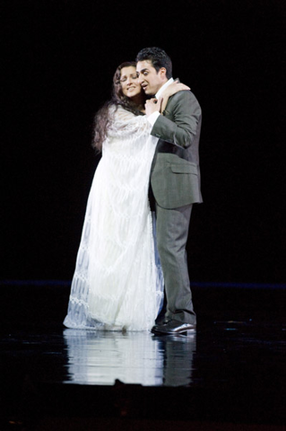 Anna Netrebko (Violetta Valéry), Charles Castronovo (Alfredo Germont), La Traviata, Giuseppe Verdi. San Francisco Opera, 2008-09. Photographer: Terrence McCarthy/San Francisco Opera.