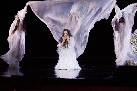 Anna Netrebko (Violetta Valéry), La Traviata, Giuseppe Verdi. San Francisco Opera, 2008-09. Photographer: Terrence McCarthy/San Francisco Opera.