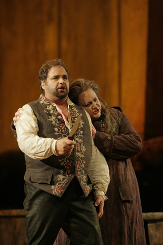 Marco Berti (Manrico), Stephanie Blythe (Azucena), Il Trovatore, Guiseppe Verdi. San Francisco Opera, 2009-10. Photographer: Cory Weaver/San Francisco Opera.