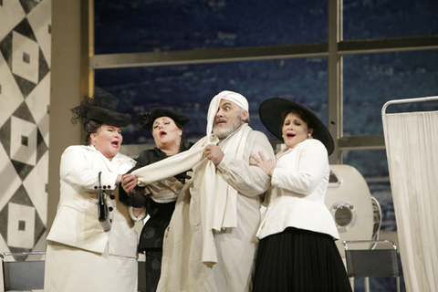 Meredith Arwady (Zita), Catherine Cook (La Ciesca), Paolo Gavenelli (Gianni Schicchi), Rebekah Camm (Nella), Gianni Schicchi, Giacomo Puccini. San Francisco Opera, 2009-10. Photographer: Cory Weaver/San Francisco Opera.