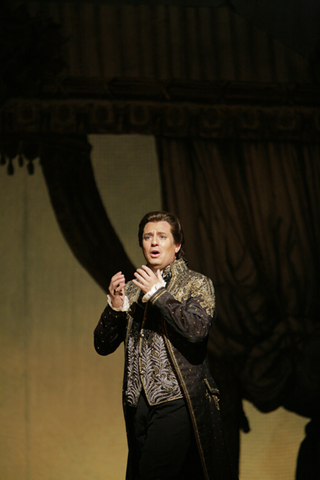 Matthew Polenzani (Belmonte), Die Entführung aus dem Serail, Wolfgang Amadeus Mozart. San Francisco Opera, 2009-10. Photographer: Cory Weaver/San Francisco Opera.