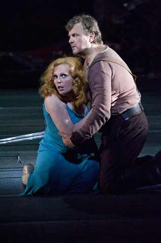 Christopher Ventris (Siegmund), Eva-Maria Westbroek (Sieglinde), Die Walküre, Richard Wagner. San Francisco Opera, 2009-10. Photographer: Terrence McCarthy/San Francisco Opera.