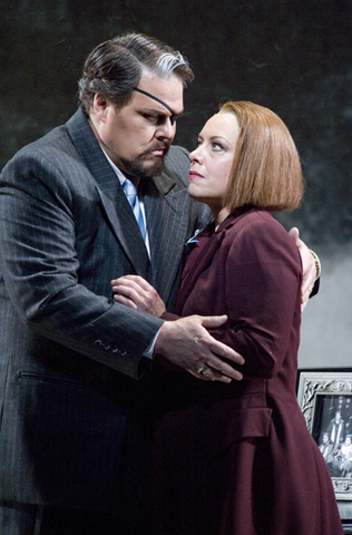 Mark Delavan (Wotan), Nina Stemme (Brünnhilde), Die Walküre, Richard Wagner. San Francisco Opera, 2009-10. Photographer: Terrence McCarthy/San Francisco Opera.