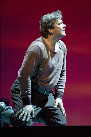 Christopher Ventris (Siegmund), Die Walküre, Richard Wagner. San Francisco Opera, 2009-10. Photographer: Terrence McCarthy/San Francisco Opera.