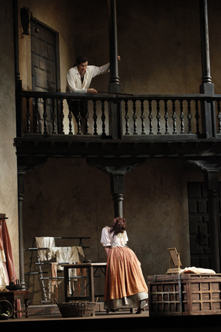 Luca Pisaroni (Figaro), Danielle de Niese (Susanna), Le Nozze di Figaro, Wolfgang Amadeus Mozart. San Francisco Opera, 2010-11. Photographer: Cory Weaver/San Francisco Opera.