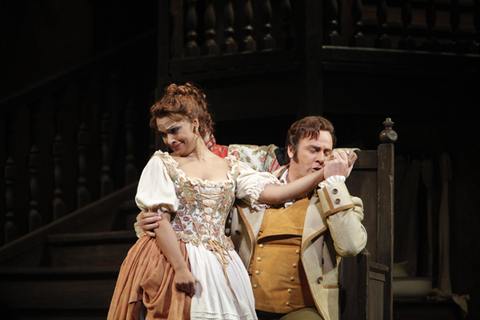 Lucas Meachem (Count Almaviva), Danielle de Niese (Susanna), Le Nozze di Figaro, Wolfgang Amadeus Mozart. San Francisco Opera, 2010-11. Photographer: Cory Weaver/San Francisco Opera.