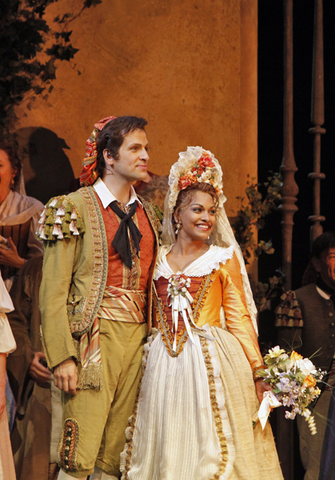 Luca Pisaroni (Figaro), Danielle de Niese (Susanna), Le Nozze di Figaro, Wolfgang Amadeus Mozart. San Francisco Opera, 2010-11. Photographer: Cory Weaver/San Francisco Opera.