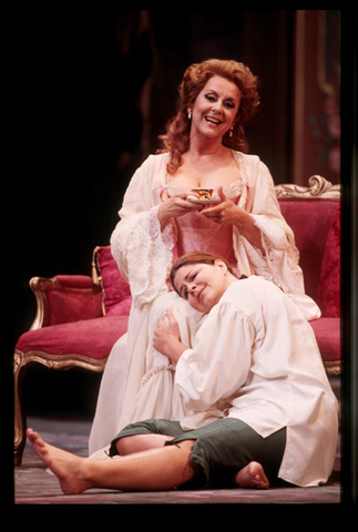 Yvonne Kenny (The Marschallin), Susan Graham (Octavian), Der Rosenkavalier, Richard Strauss. San Francisco Opera, 2000-01. Photographer: Ken Friedman/San Francisco Opera.