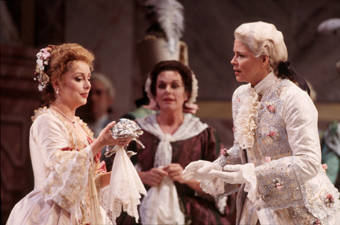 Rebecca Evans (Sophie), Penelope Chalmers (Marianne), Susan Graham (Octavian), Der Rosenkavalier, Richard Strauss. San Francisco Opera, 2000-01. Photographer: Ken Friedman/San Francisco Opera.