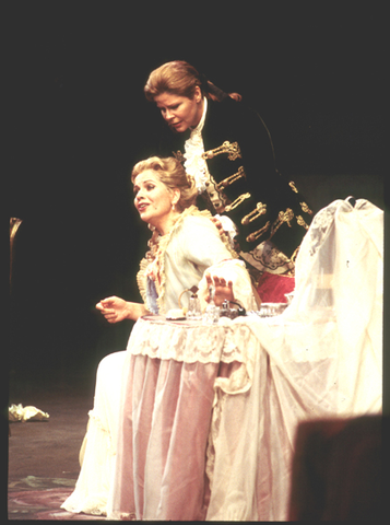 Susan Graham (Octavian), Renée Fleming (The Marschallin), Der Rosenkavalier, Richard Strauss. San Francisco Opera, 2000-01. Photographer: Larry Merkle/San Francisco Opera.