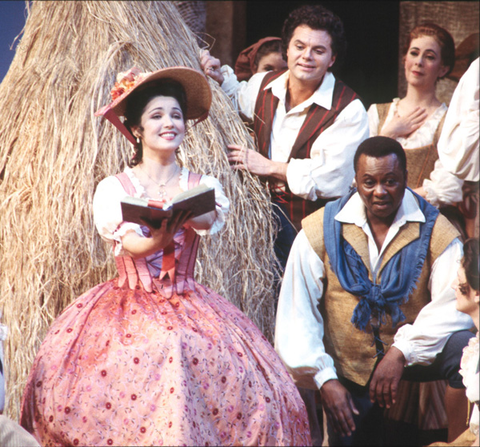 Anna Netrebko (Adina), Roberto Saccà (Nemorino), Chorus, L'Elisir d'Amore, Gaetano Donizetti. San Francisco Opera, 2000-01. Photographer: Ken Friedman/San Francisco Opera.