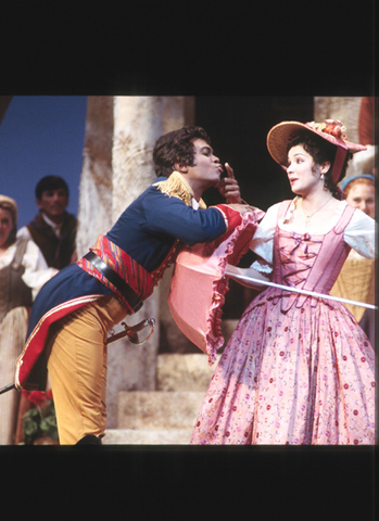 Nmon Ford (Belcore), Anna Netrebko (Adina), L'Elisir d'Amore, Gaetano Donizetti. San Francisco Opera, 2000-01. Photographer: Ken Friedman/San Francisco Opera.