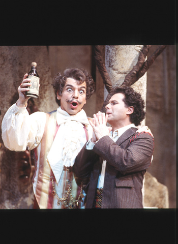 Bojan Knežević (Dr. Dulcamara), Roberto Saccà (Nemorino), L'Elisir d'Amore, Gaetano Donizetti. San Francisco Opera, 2000-01. Photographer: Ken Friedman/San Francisco Opera.