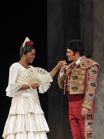 Kendall Gladen (Carmen), Paulo Szot (Escamillo), Carmen, Georges Bizet. San Francisco Opera, 2011-12. Photographer: Cory Weaver/San Francisco Opera.