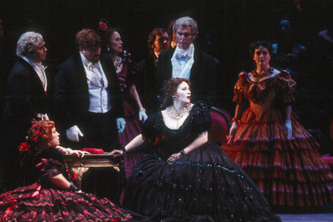 Catherine Keen (Flora), Patricia Racette (Violetta), Chorus, La Traviata, Giuseppe Verdi. San Francisco Opera, 2000-01. Photographer: Ken Friedman/San Francisco Opera.