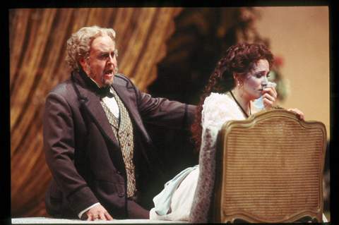 Christopher Robertson (Giorgio Germont), Patricia Racette (Violetta), La Traviata, Giuseppe Verdi. San Francisco Opera, 2000-01. Photographer: Larry Merkle/San Francisco Opera.