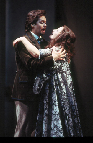 Stephen Mark Brown (Alfredo), Patricia Racette (Violetta), La Traviata, Giuseppe Verdi. San Francisco Opera, 2000-01. Photographer: Larry Merkle/San Francisco Opera.