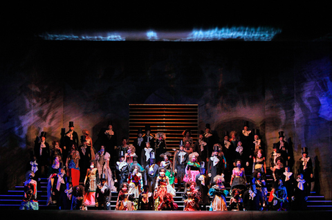 Joyce DiDonato (Romeo), Chorus, Supernumeraries, I Capuleti e i Montecchi, Vincenzo Bellini. San Francisco Opera, 2012-13. Photographer: Cory Weaver/San Francisco Opera.