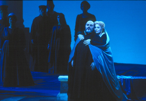 Paolo Gavanelli (Simon Boccanegra), Carol Vaness (Amelia), Chorus, Simon Boccanegra, Giuseppe Verdi. San Francisco Opera, 2000-01. Photographer: Ken Friedman/San Francisco Opera.