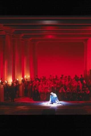 Paolo Gavanelli (Simon Boccanegra), Ensemble, Simon Boccanegra, Giuseppe Verdi. San Francisco Opera, 2000-01. Photographer: Ken Friedman/San Francisco Opera.