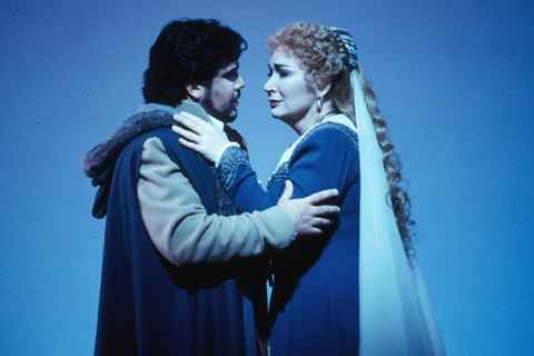 Carol Vaness (Amelia), Carlo Ventre (Gabriele), Simon Boccanegra, Giuseppe Verdi. San Francisco Opera, 2000-01. Photographer: Larry Merkle/San Francisco Opera.