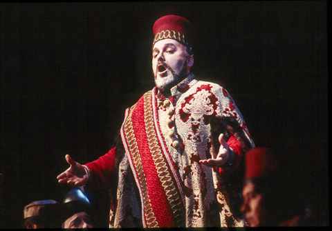 Paolo Gavanelli (Simon Boccanegra), Simon Boccanegra, Giuseppe Verdi. San Francisco Opera, 2000-01. Photographer: Larry Merkle/San Francisco Opera.