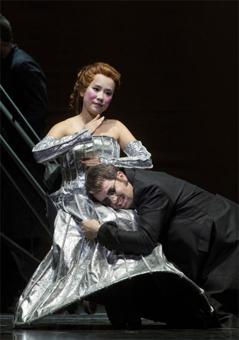 Hye Jung Lee (Olympia), Matthew Polenzani (Hoffmann), Les Contes d'Hoffmann, Jacques Offenbach. San Francisco Opera, 2012-13. Photographer: Cory Weaver/San Francisco Opera.