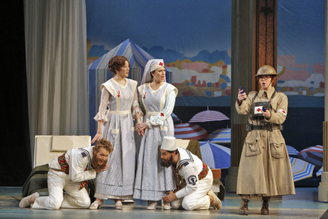 Philippe Sly (Guglielmo), Christel Lötzsch (Dorabella), Ellie Dehn (Fiordiligi), Francesco Demuro (Ferrando), Susannah Biller (Despina), Così fan tutte, Wolfgang Amadeus Mozart. San Francisco Opera, 2012-13. Photographer: Cory Weaver/San Francisco Opera.