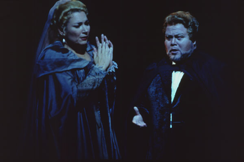 Carol Vaness (Amelia), Richard Margison (Riccardo), Un Ballo in Maschera, Giuseppe Verdi. San Francisco Opera, 1999-2000. Photographer: Ken Friedman/San Francisco Opera.