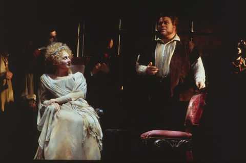 Elena Zaremba (Ulrica), Richard Margison (Riccardo), Un Ballo in Maschera, Giuseppe Verdi. San Francisco Opera, 1999-2000. Photographer: Ken Friedman/San Francisco Opera.