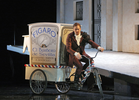 Audun Iversen (Figaro), Il Barbiere di Siviglia, Gioachino Rossini. San Francisco Opera, 2013-14. Photographer: Cory Weaver/San Francisco Opera.