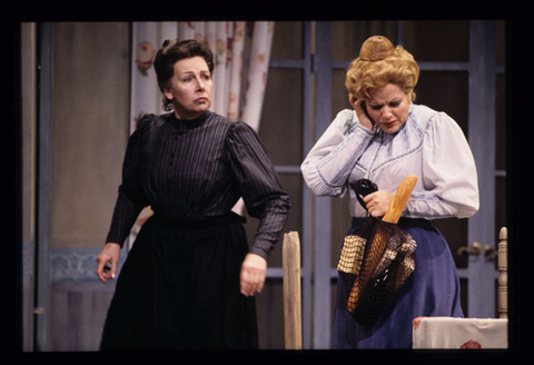 Felicity Palmer (Mother), Renée Fleming (Louise), Louise, Gustave Charpentier. San Francisco Opera, 1999-2000. Photographer: Ken Friedman/San Francisco Opera.