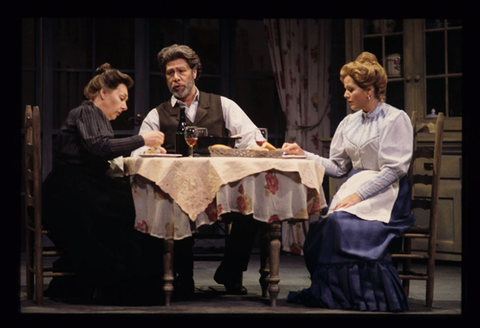 Felicity Palmer (Mother), Samuel Ramey (Father), Renée Fleming (Louise), Louise, Gustave Charpentier. San Francisco Opera, 1999-2000. Photographer: Ken Friedman/San Francisco Opera.