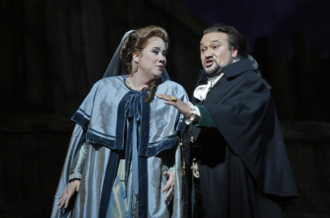 Julianna Di Giacomo (Amelia), Ramon Vargas (Gustavus), Un Ballo in Maschera, Giuseppe Verdi. San Francisco Opera, 2014-15. Photographer: Cory Weaver/San Francisco Opera.