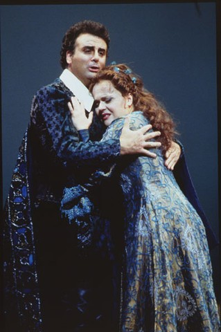 Marcello Giordani (Fernand), Sonia Ganassi (Léonor de Guzman), La Favorite, Gaetano Donizetti. San Francisco Opera, 1999-2000. Photographer: Ken Friedman/San Francisco Opera.