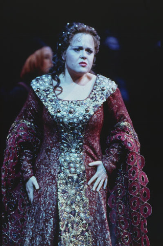 Sonia Ganassi (Léonor de Guzman), La Favorite, Gaetano Donizetti. San Francisco Opera, 1999-2000. Photographer: Ken Friedman/San Francisco Opera.