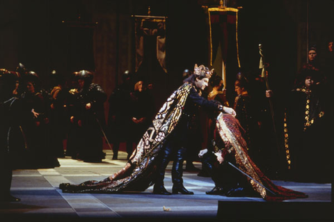 Vladimir Chernov (Alphonse XI), Marcello Giordani (Fernand), Ensemble, La Favorite, Gaetano Donizetti. San Francisco Opera, 1999-2000. Photographer: Ken Friedman/San Francisco Opera.