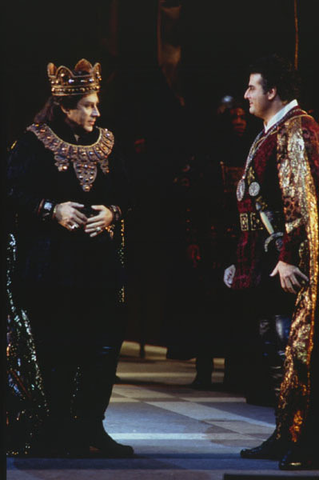 Vladimir Chernov (Alphonse XI), Marcello Giordani (Fernand), La Favorite, Gaetano Donizetti. San Francisco Opera, 1999-2000. Photographer: Ken Friedman/San Francisco Opera.