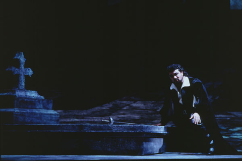 Ramón Vargas (Edgardo), Lucia di Lammermoor, Gaetano Donizetti. San Francisco Opera, 1999-2000. Photographer: Ken Friedman/San Francisco Opera.