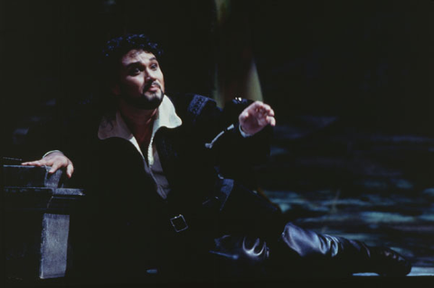 Ramón Vargas (Edgardo), Lucia di Lammermoor, Gaetano Donizetti. San Francisco Opera, 1999-2000. Photographer: Ken Friedman/San Francisco Opera.