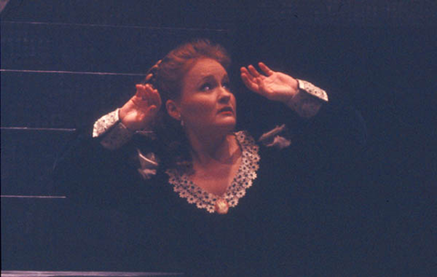 Tracy Dahl (Lucia), Lucia di Lammermoor, Gaetano Donizetti. San Francisco Opera, 1999-2000. Photographer: Larry Merkle/San Francisco Opera.