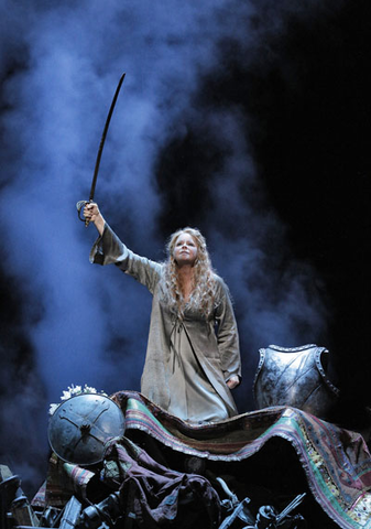 Susan Graham (Dido), Les Troyens, Hector Berlioz. San Franisco Opera, 2014-15. Photographer: Cory Weaver/San Francisco Opera.