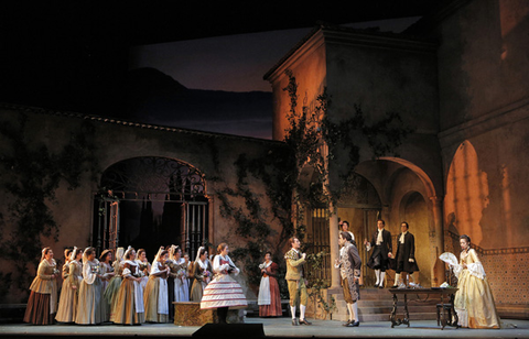 Lisette Oropesa (Susanna), Philippe Sly (Figaro), Luca Pisaroni (Count Almaviva), Nadine Sierra (Countess Almaviva), Chorus, Le Nozze di Figaro, Wolfgang Amadeus Mozart. San Francisco Opera, 2014-15. Photographer: Cory Weaver/San Francisco Opera.