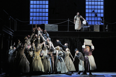 Brian Mulligan (Sweeney Todd), Stephanie Blythe (Mrs. Lovett), Chorus, Sweeney Todd, Stephen Sondheim. San Francisco Opera, 2015-16. Photographer: Cory Weaver/San Francisco Opera.